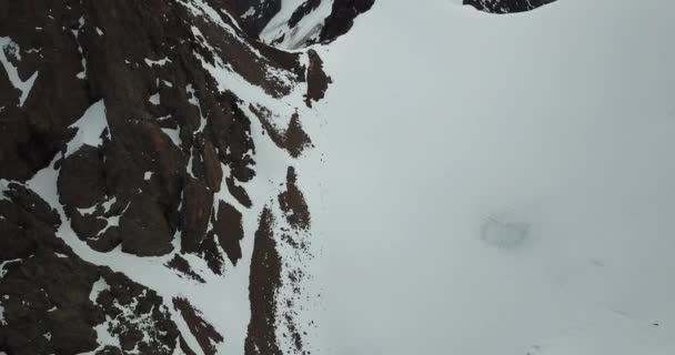 Um grande grupo de alpinistas sobe ao topo. — Vídeo de Stock