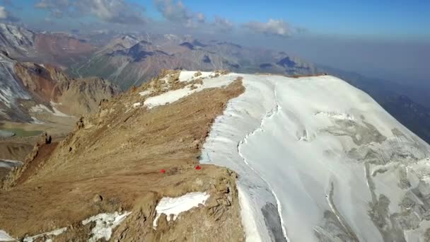 Enormi montagne di neve. Vista da un drone. — Video Stock