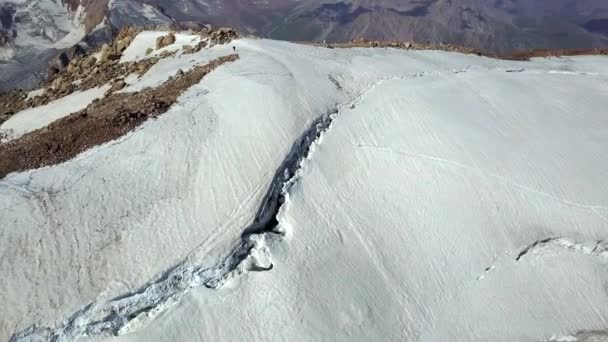 Огромные трещины в леднике на вершине пика — стоковое видео