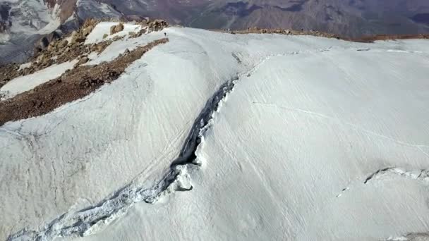 Enormes grietas en el glaciar en la cima del pico — Vídeos de Stock