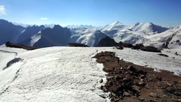 Kocaman kar dağları. Bir İHA görüntüsü. — Stok video