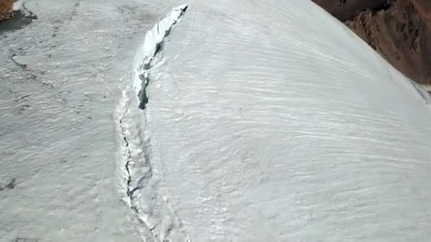 Enormes grietas en el glaciar en la cima del pico — Vídeos de Stock