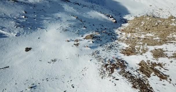 Turiștii merg pe un traseu de zăpadă în munți . — Videoclip de stoc
