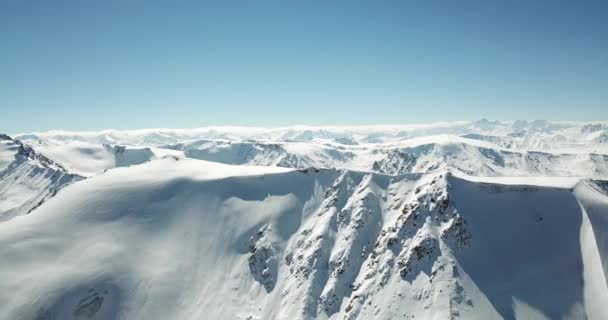 Vliegen over de toppen van besneeuwde bergen . — Stockvideo