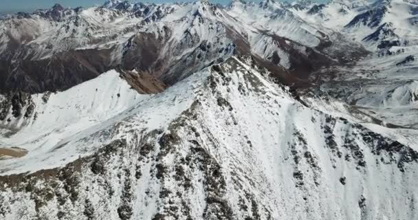 Berggipfel mit Schnee bedeckt. Blick von einer Drohne — Stockvideo