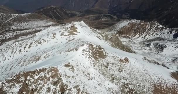 山顶上覆盖着雪.从无人机上看到的 — 图库视频影像