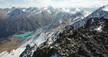 Zirvedeki bir grup turistin en iyi görüntüsü