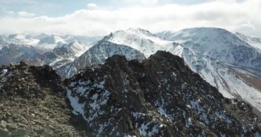 Zirvedeki bir grup turistin en iyi görüntüsü