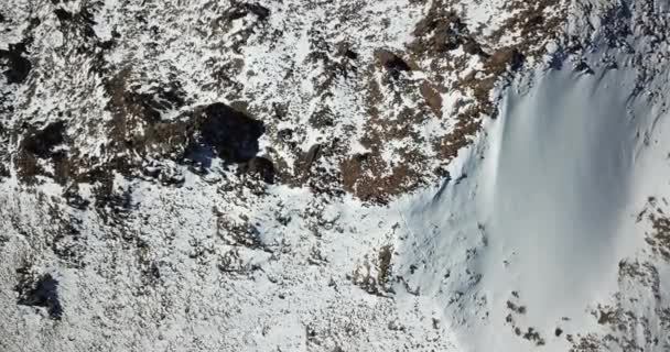 Vista superior de un grupo de turistas en un pico — Vídeos de Stock