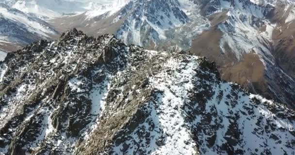 Blick von oben auf eine Touristengruppe auf einem Gipfel — Stockvideo