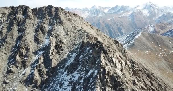 산봉우리 위에 있는 일단의 관광객들의 정상 — 비디오