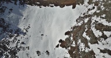 Bir grup turist dağ yamacında duruyor..