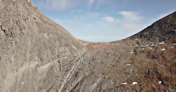 Um grupo de turistas fica na montanha. — Vídeo de Stock