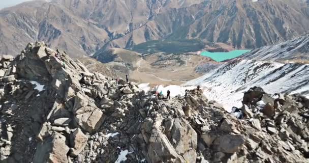 Blick von oben auf eine Touristengruppe auf einem Gipfel — Stockvideo