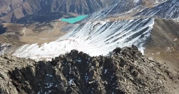 Zirvedeki bir grup turistin en iyi görüntüsü — Stok video