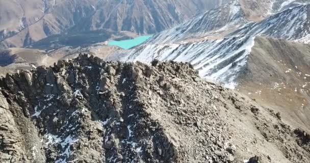 Vista superior de um grupo de turistas em um pico — Vídeo de Stock