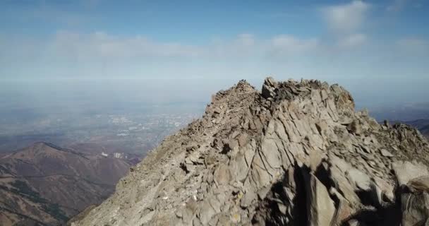 Top kilátás egy csoport turista a csúcson — Stock videók