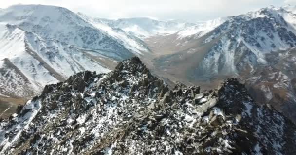 Högre än toppen av sten och snö toppar. — Stockvideo