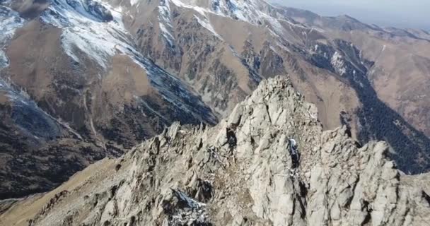 Más alto que los picos de piedra y nieve. — Vídeo de stock