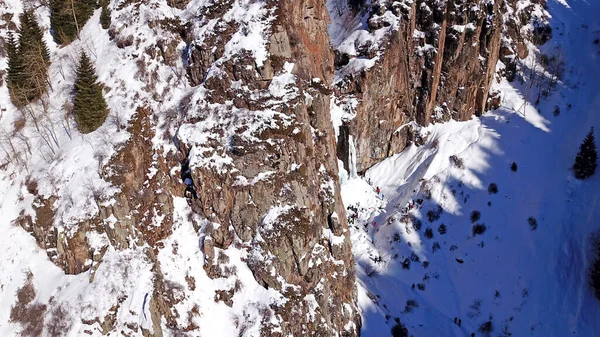 Zimny Wodospad Zaśnieżonych Górach Widok Drona Góry Skały Pokryte Śniegiem — Zdjęcie stockowe