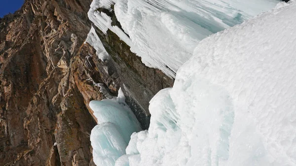 Cascata Ghiacciata Tra Rocce Cascata Ghiacciata Ghiaccioli Enormi Ghiaccio Bianco — Foto Stock