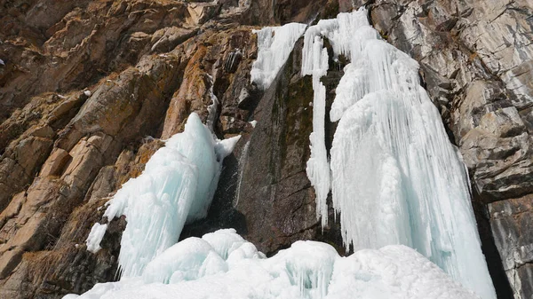 Cascata Ghiacciata Tra Rocce Cascata Ghiacciata Ghiaccioli Enormi Ghiaccio Bianco — Foto Stock