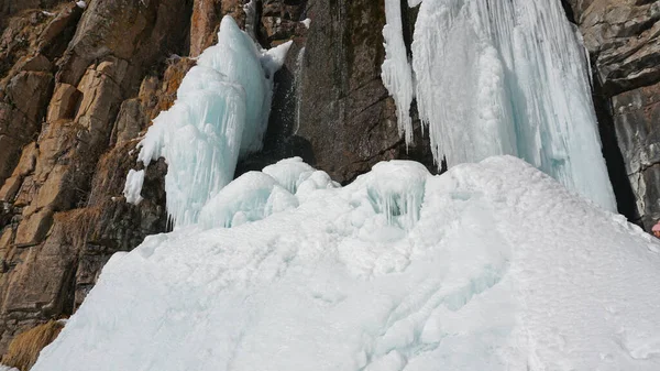 Cascata Ghiacciata Tra Rocce Cascata Ghiacciata Ghiaccioli Enormi Ghiaccio Bianco — Foto Stock