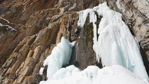Cachoeira Congelada Entre Rochas Cascata Está Gelada Enormes Ciclones Gelo — Fotografia de Stock