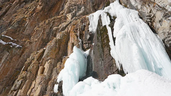 Cachoeira Congelada Entre Rochas Cascata Está Gelada Enormes Ciclones Gelo — Fotografia de Stock