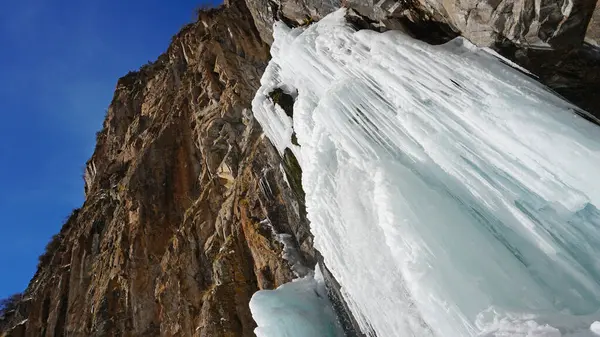 Cascata Ghiacciata Tra Rocce Cascata Ghiacciata Ghiaccioli Enormi Ghiaccio Bianco — Foto Stock