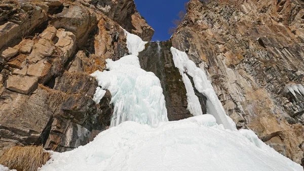 Cascata Ghiacciata Tra Rocce Cascata Ghiacciata Ghiaccioli Enormi Ghiaccio Bianco — Foto Stock