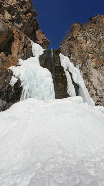 Fryst Vattenfall Bland Klipporna Vattenfallet Iskallt Enorma Istappar Isvitt Och — Stockfoto