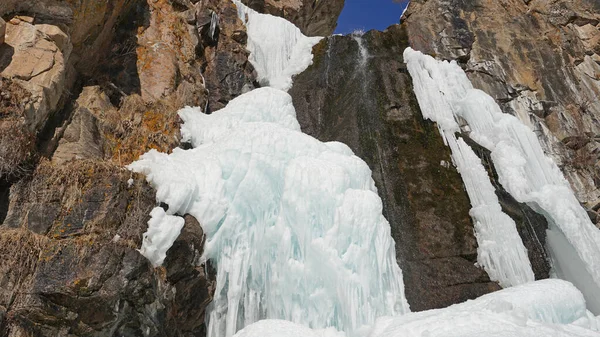 Cascata Ghiacciata Tra Rocce Cascata Ghiacciata Ghiaccioli Enormi Ghiaccio Bianco — Foto Stock