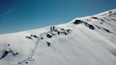 Bir grup dağcı zirveye tırmanıyor..