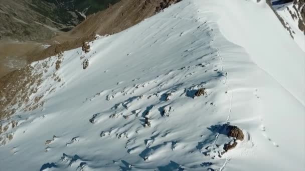 A group of climbers climb to the top of the peak. — Stock Video