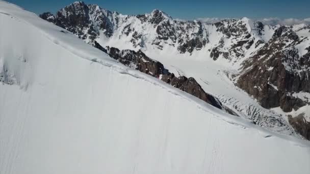 Skupina horolezců se vyšplhá na vrchol. — Stock video