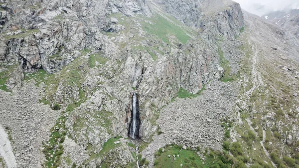 Cachoeira alta entre as pedras. Vista de um drone. — Fotografia de Stock