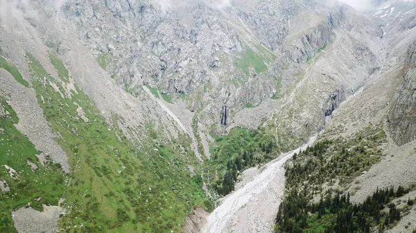 Wysoki wodospad wśród skał. Widok z drona. — Zdjęcie stockowe