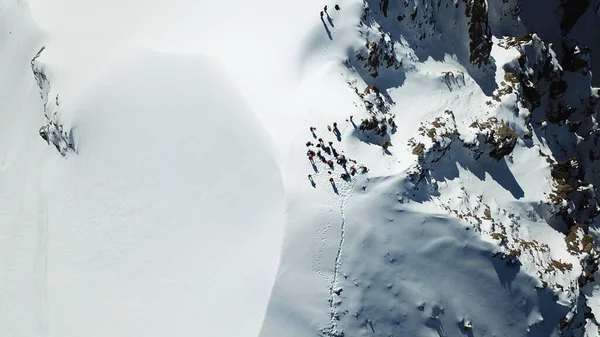 A group of climbers climb to the top of the peak. — Stock Photo, Image