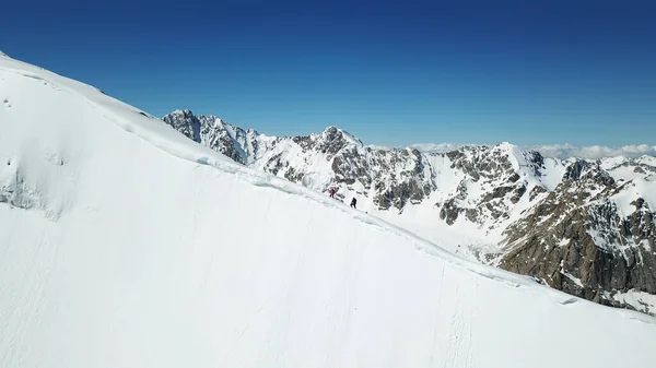 山頂に登る登山家のグループ. — ストック写真