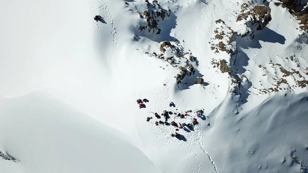 A group of climbers climb to the top of the peak. — Stock Photo, Image