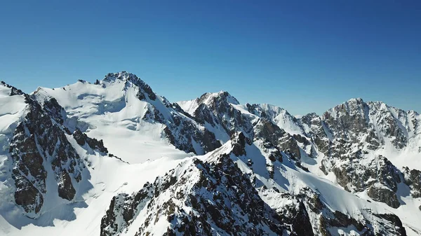 雪に覆われた山々と青空. — ストック写真