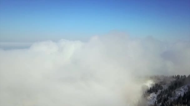 Voler parmi les nuages dans les montagnes. — Video