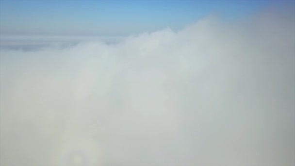 Zwischen den Wolken in den Bergen fliegen. — Stockvideo