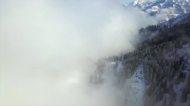 Repül a felhők között a hegyekben. — Stock videók