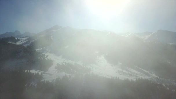 Voler parmi les nuages dans les montagnes. — Video