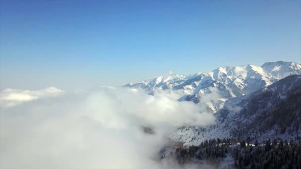 Volando entre las nubes en las montañas. — Vídeo de stock