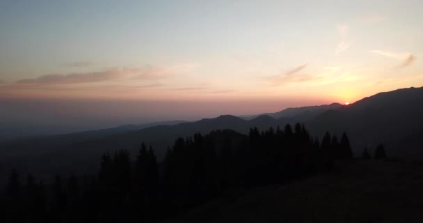 Morgendämmerung in den grünen Bergen. — Stockvideo