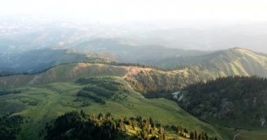 Yeşil dağlarda şafak.