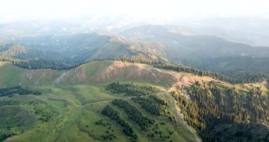 Yeşil dağlarda şafak.